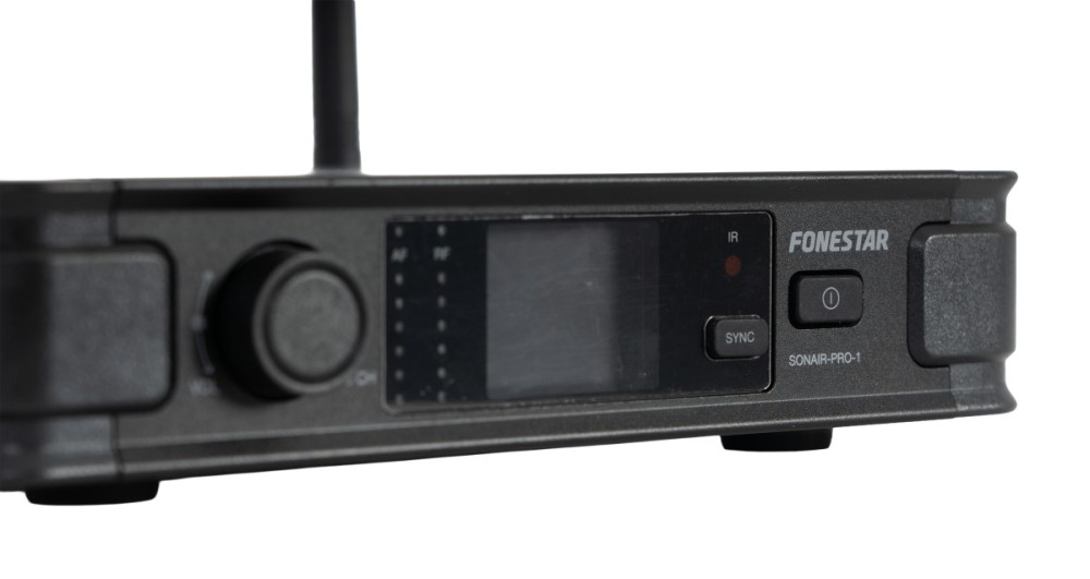 Zblizenie czarnego odbiornika Fonestar Sonair-Pro-1 z ekranem, przyciskiem zasilania i antena.