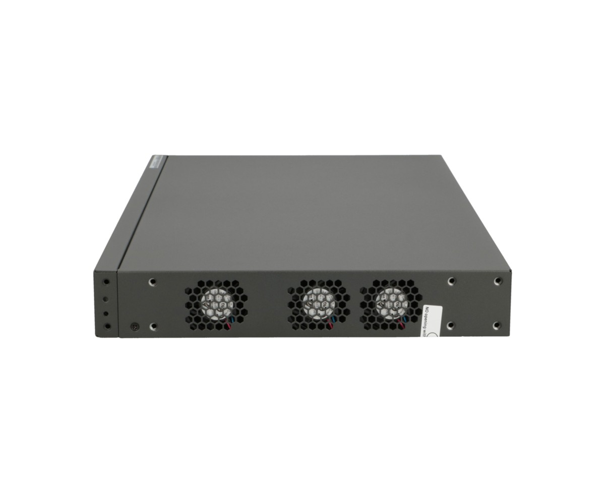 Szare urządzenie elektroniczne z trzema wentylatorami na panelu przednim na białym tle.