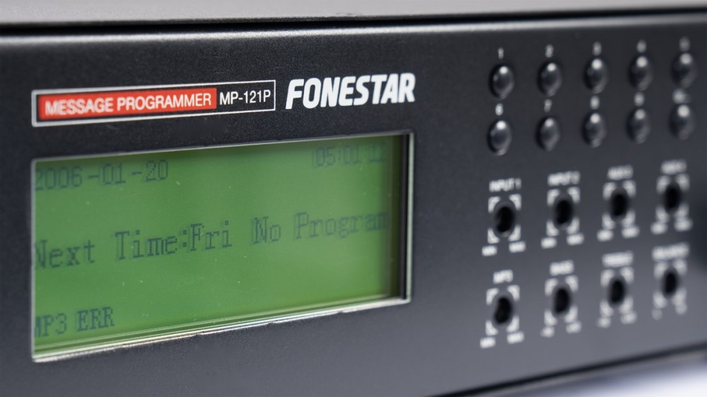 Czarne urządzenie Fonestar MP-121P z zielonym ekranem LCD wyświetlającym tekst Next Time Fri No Program.