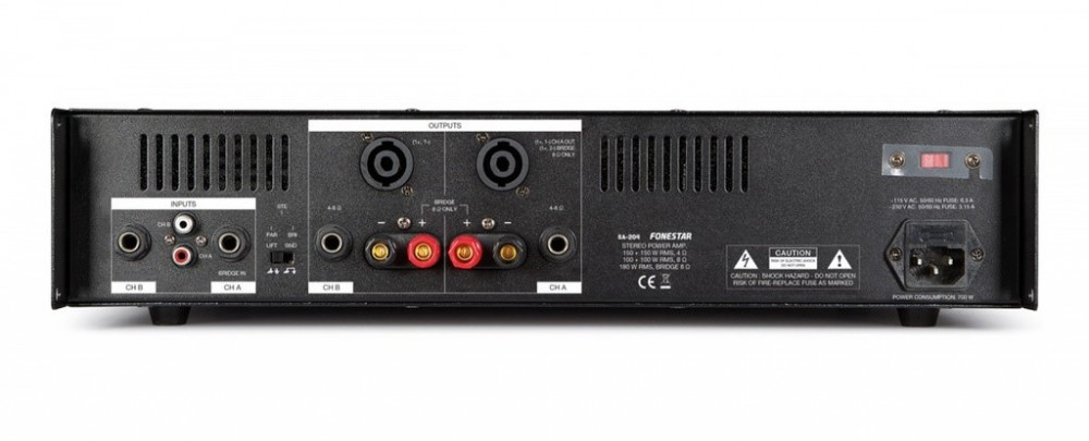 Tylny panel czarnego wzmacniacza stereo z różnymi wejściami audio, wyjściami głośnikowymi i złączem zasilania.