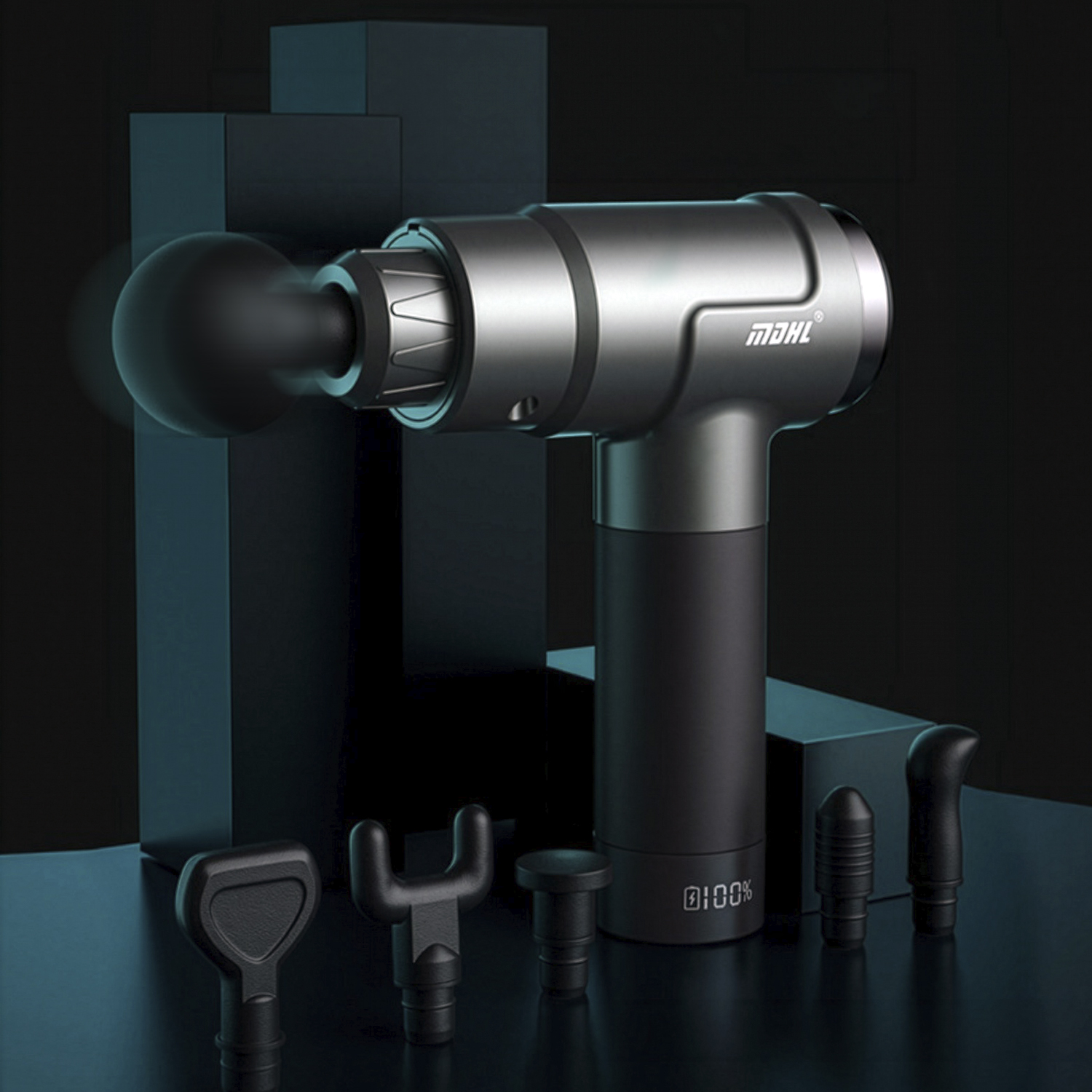 Una pistola de masaje gris y elegante con cabeza esférica vibratoria y múltiples accesorios sobre fondo oscuro.
