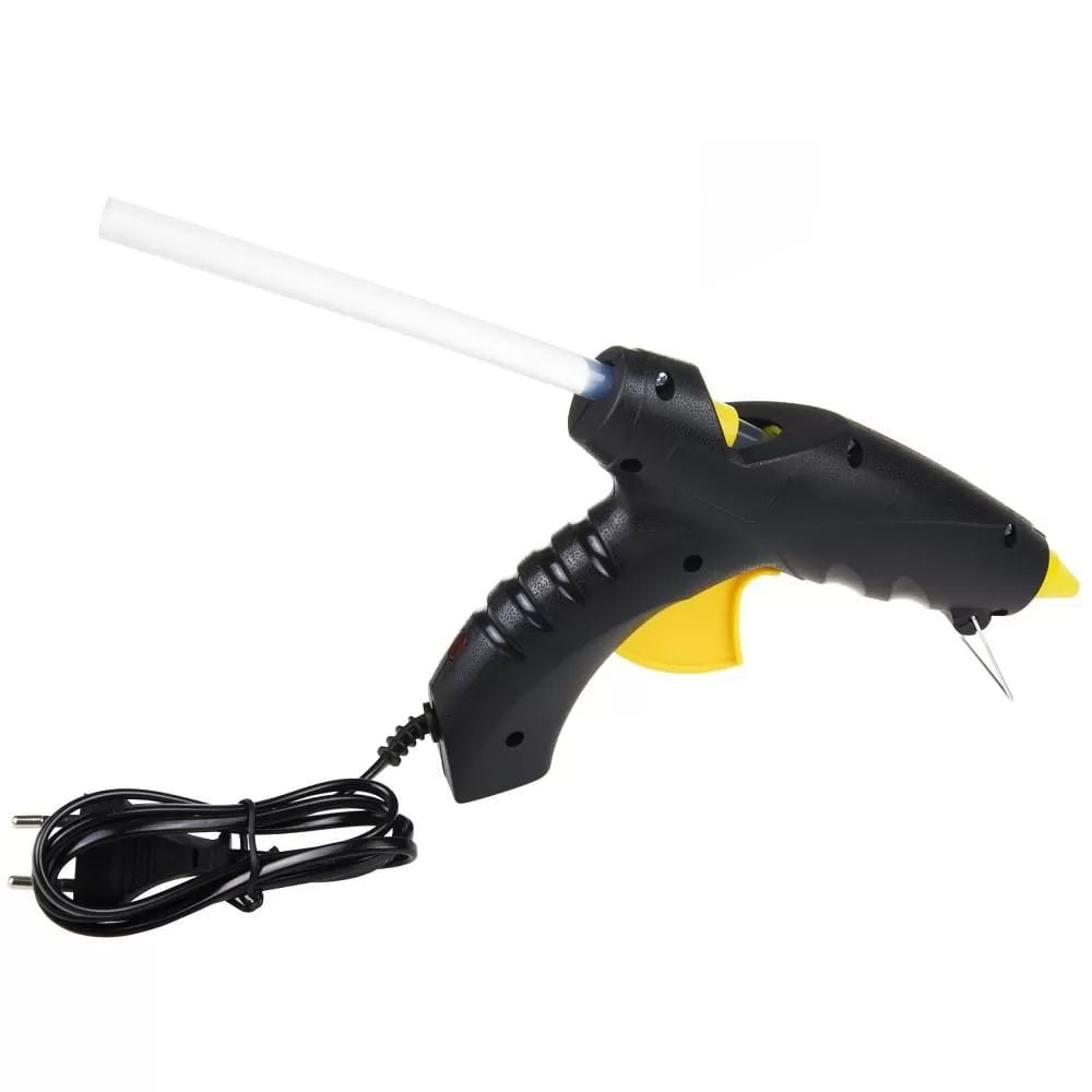 Eine schwarze Heißklebepistole mit gelbem Abzug, weißem Klebestift und zusammengerolltem Netzkabel vor weißem Hintergrund.