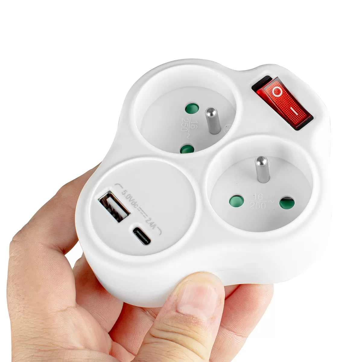 Egy kéz egy fehér elosztót tart két aljzattal, USB-A, USB-C porttal és piros kapcsolóval.