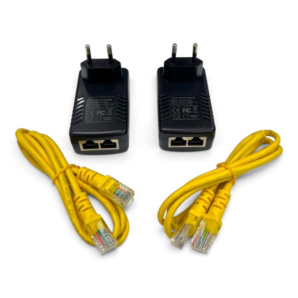 Beyaz arka planda iki siyah PoE güç kaynağı ve iki adet sarı Ethernet kablosu.