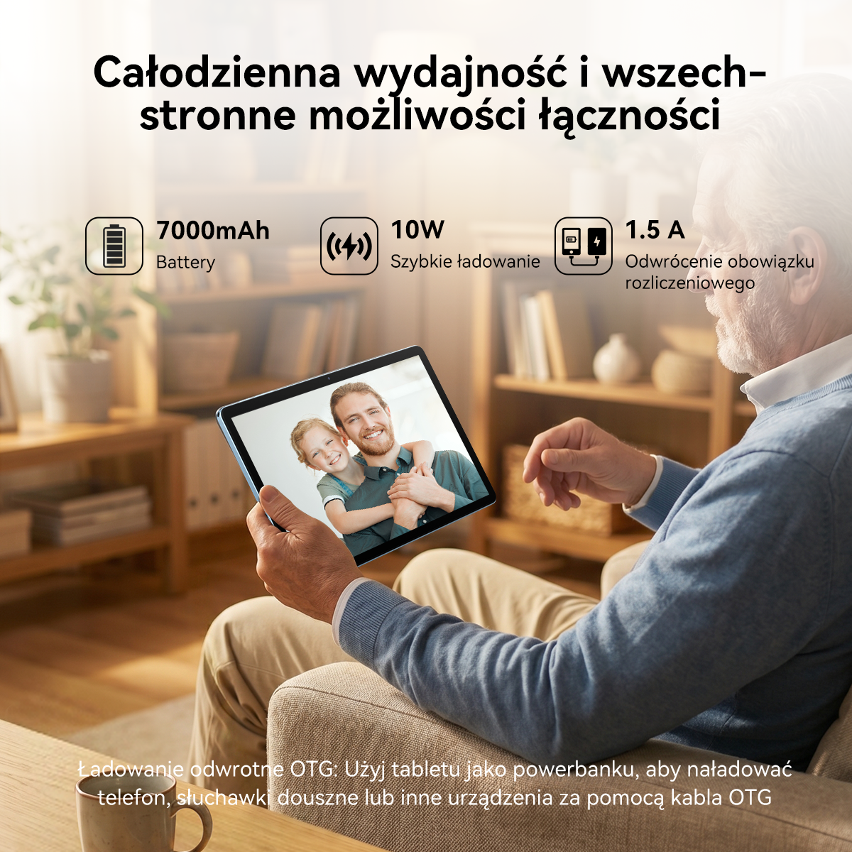 Starszy mężczyzna siedzi w salonie, trzymając tablet ze zdjęciem uśmiechniętego dziecka i mężczyzny.