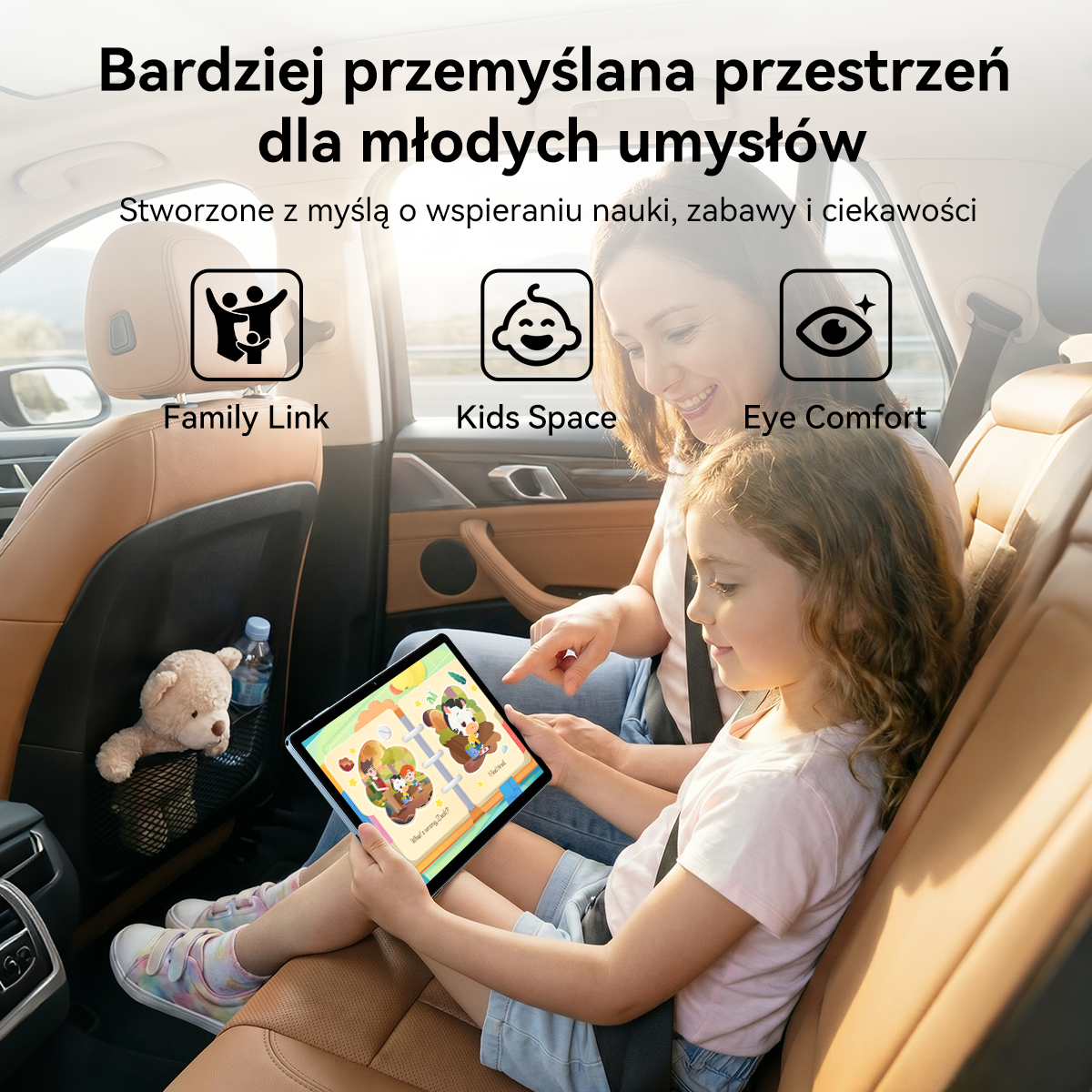 Matka z dzieckiem w samochodzie oglądają tablet.