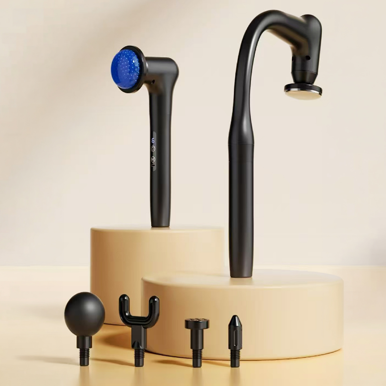 Dos dispositivos de masaje negros con accesorios en pedestales claros.
