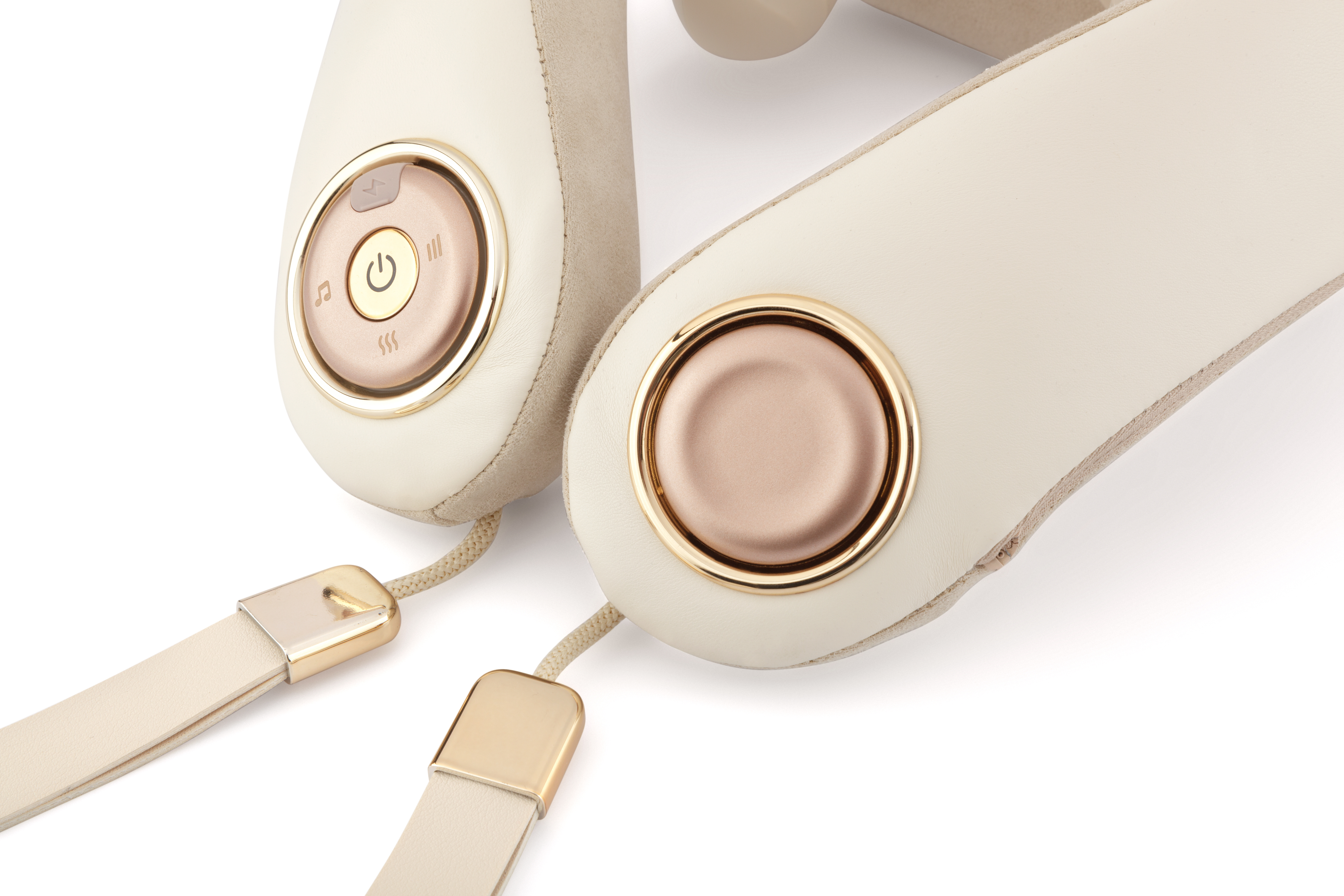 Nahaufnahme eines beige-goldenen Nackenmassagegeräts mit Bedienknöpfen vor weißem Hintergrund.