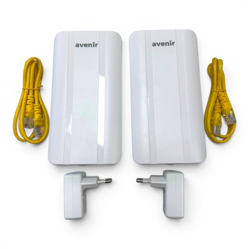 Beyaz zemin üzerinde sarı Ethernet kabloları ve fişleri olan iki beyaz Avenir powerline adaptörü.