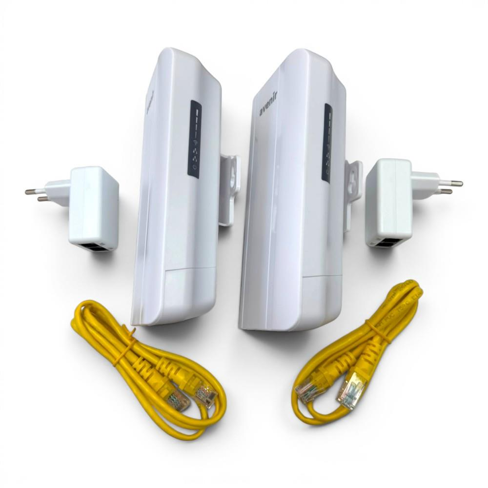 Güç adaptörleri ve sarı ethernet kablolarıyla birlikte iki beyaz Avenir kablosuz yönlendirici.