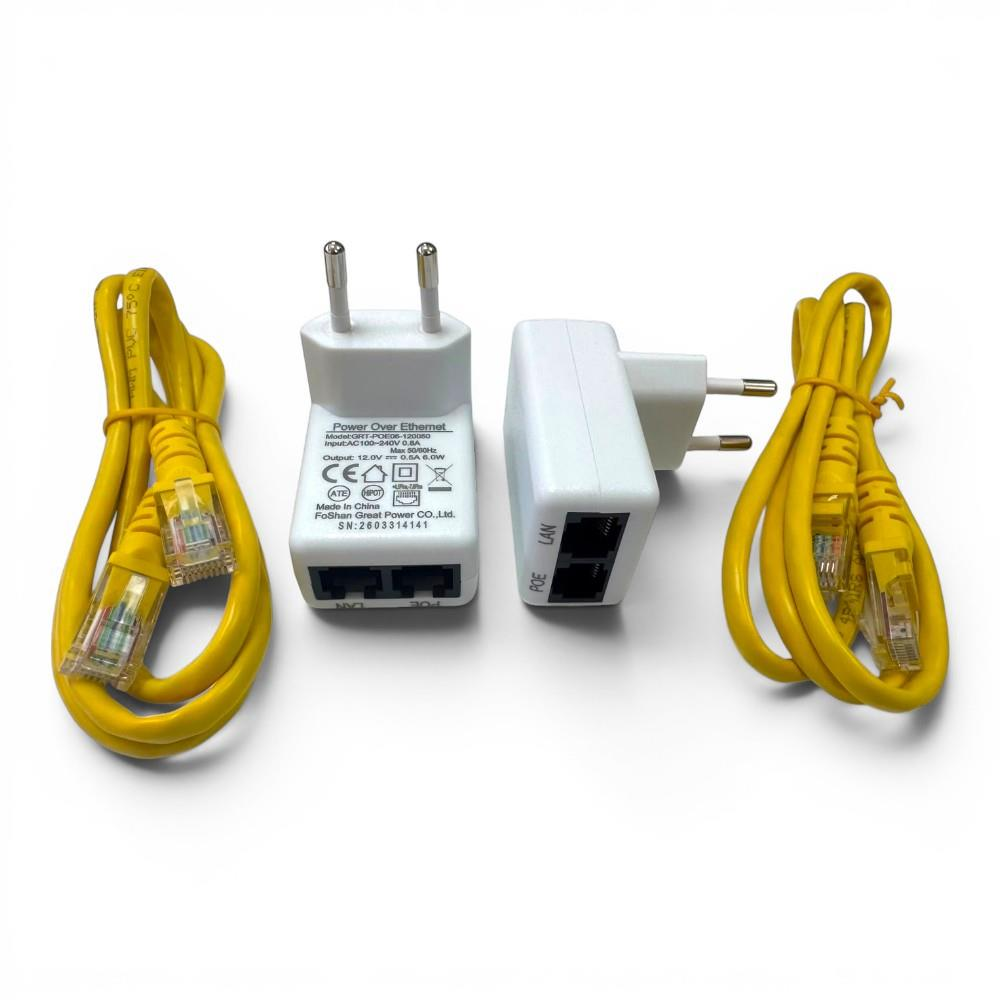 Beyaz arka planda iki PoE enjektörü ve iki sarı Ethernet kablosu.