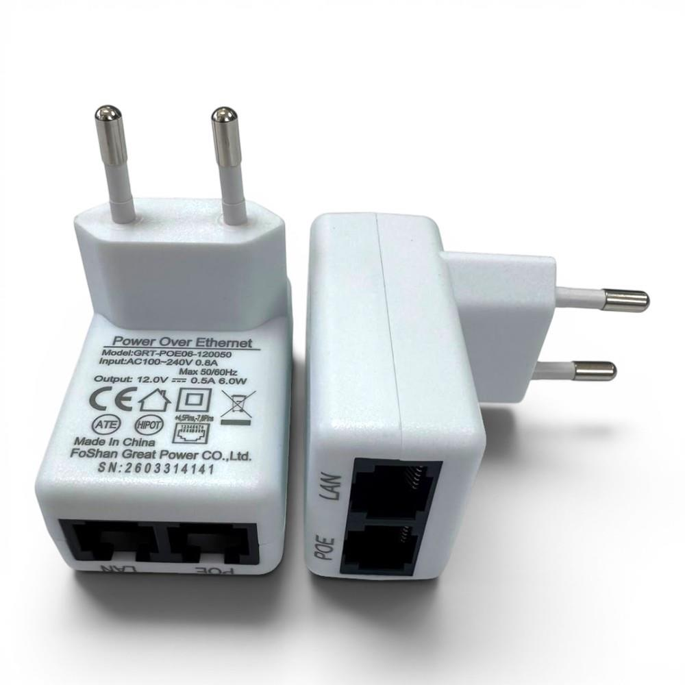 Beyaz arkaplanda AB fişli ve LAN/PoE portlu iki adet beyaz Power over Ethernet adaptörü.