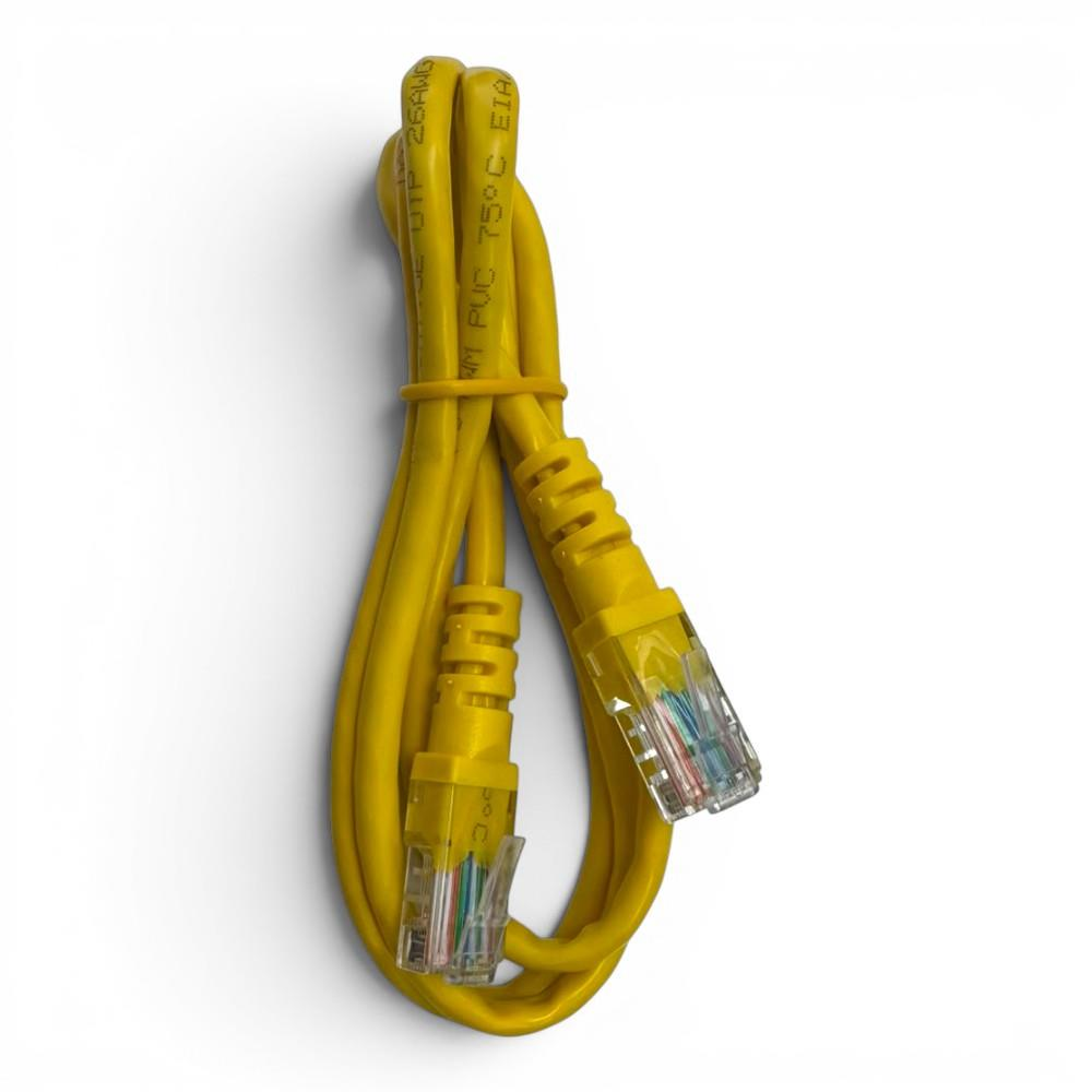 Beyaz arka planda şeffaf RJ45 konnektörlerine sahip sarı renkli kıvrılmış ethernet kablosu.