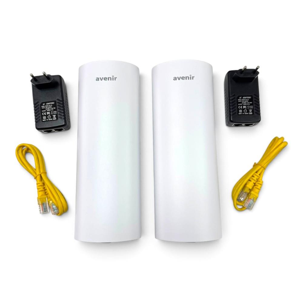 Iki siyah guc adaptoru ve iki sari ethernet kablosu olan iki beyaz Avenir yonlendirici.