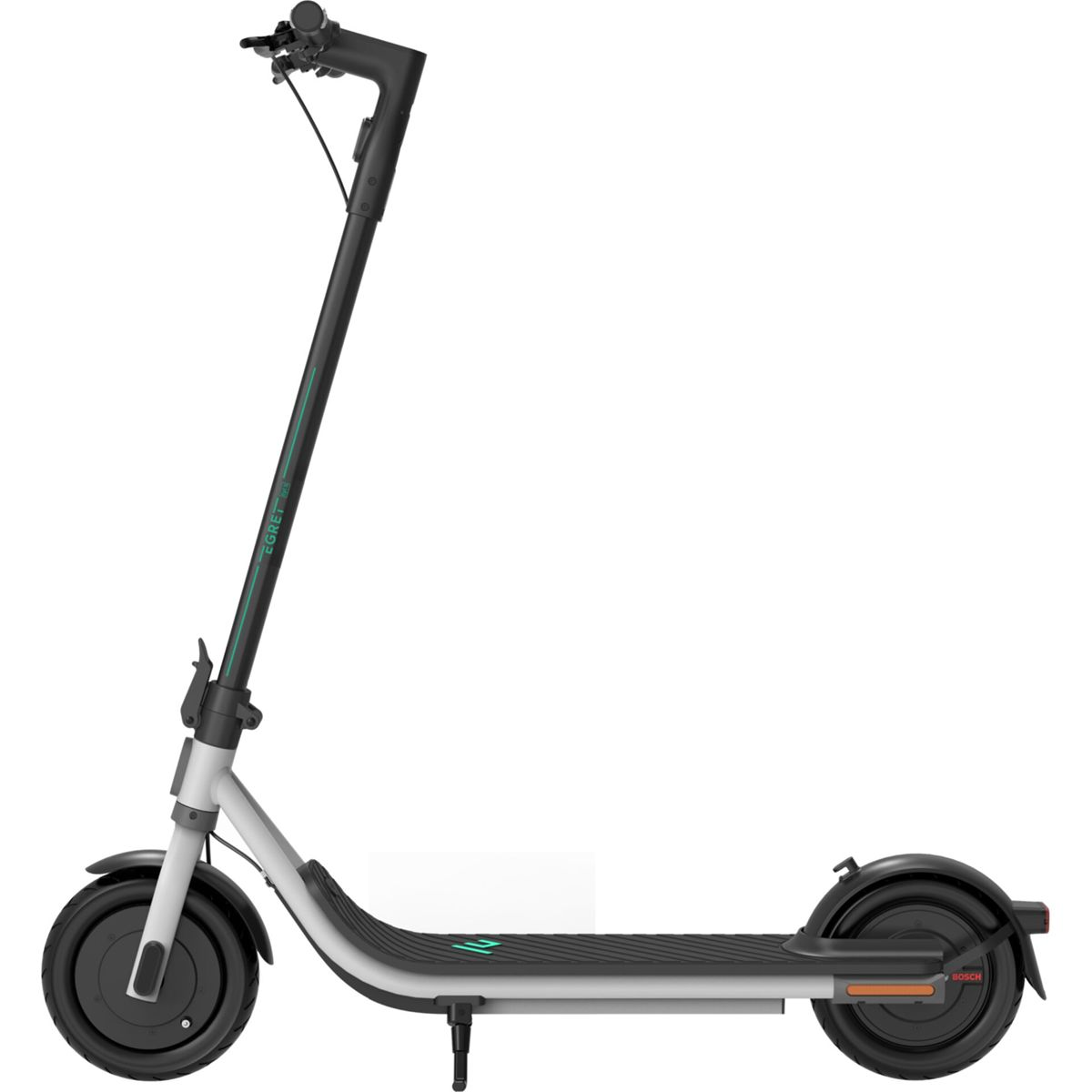 Ein moderner schwarzer und silberner E-Scooter mit breitem Trittbrett und Ständer vor weißem Hintergrund.