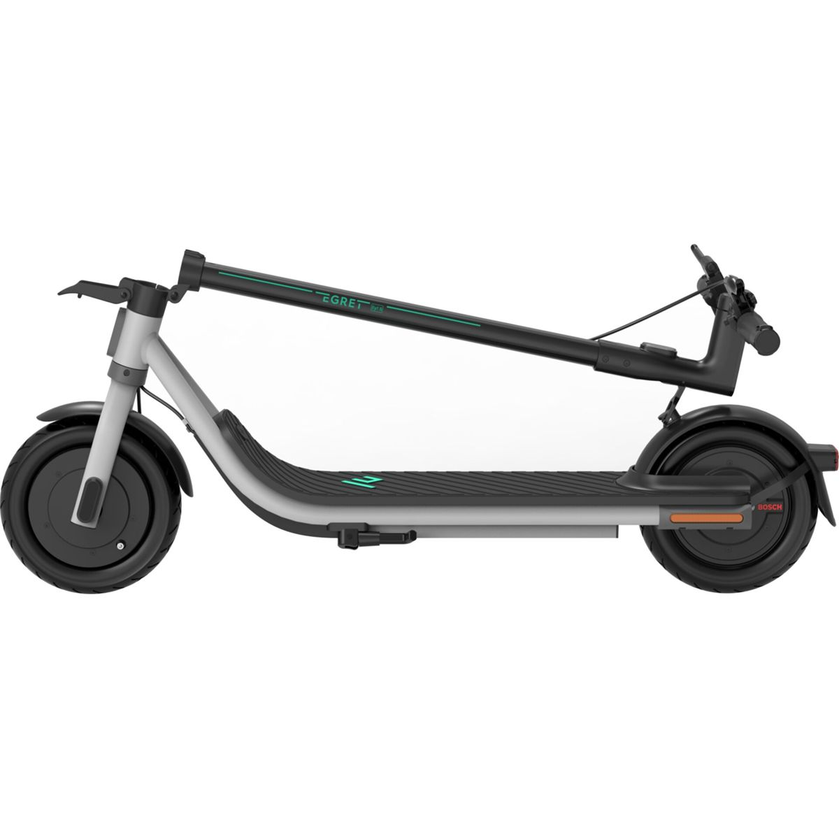 Ein moderner, zusammengeklappter silberner und schwarzer E-Scooter vor einem weißen Hintergrund.