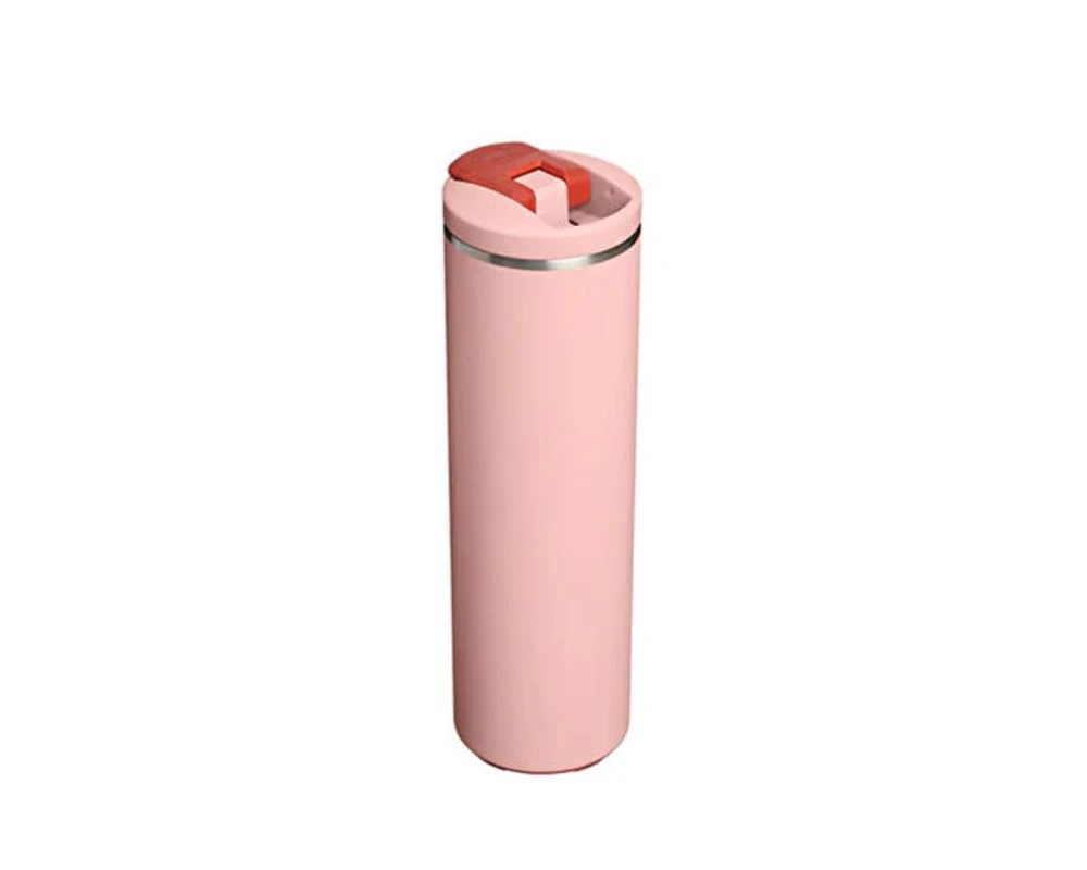 Kırmızı kapaklı ince pembe seyahat kupası, düz beyaz arka planda dik duruyor.