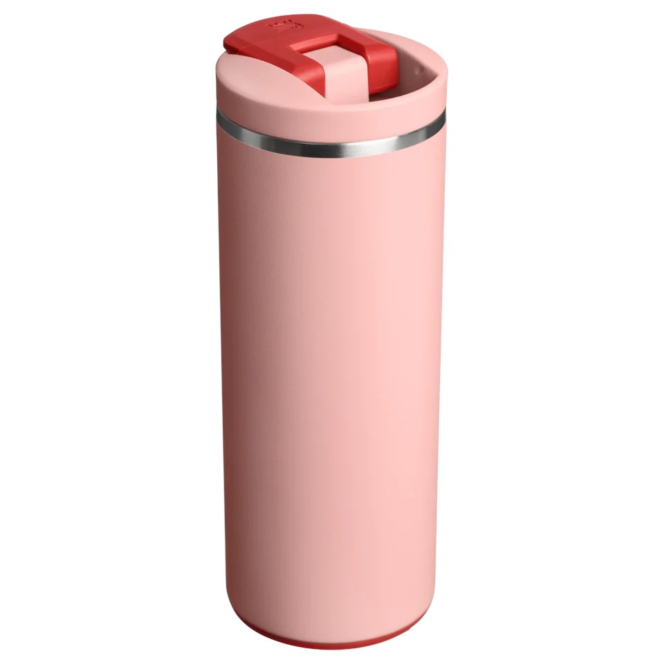Beyaz arka planda gümüş kenarlı ve kırmızı kapaklı şık pembe bir seyahat kupası.