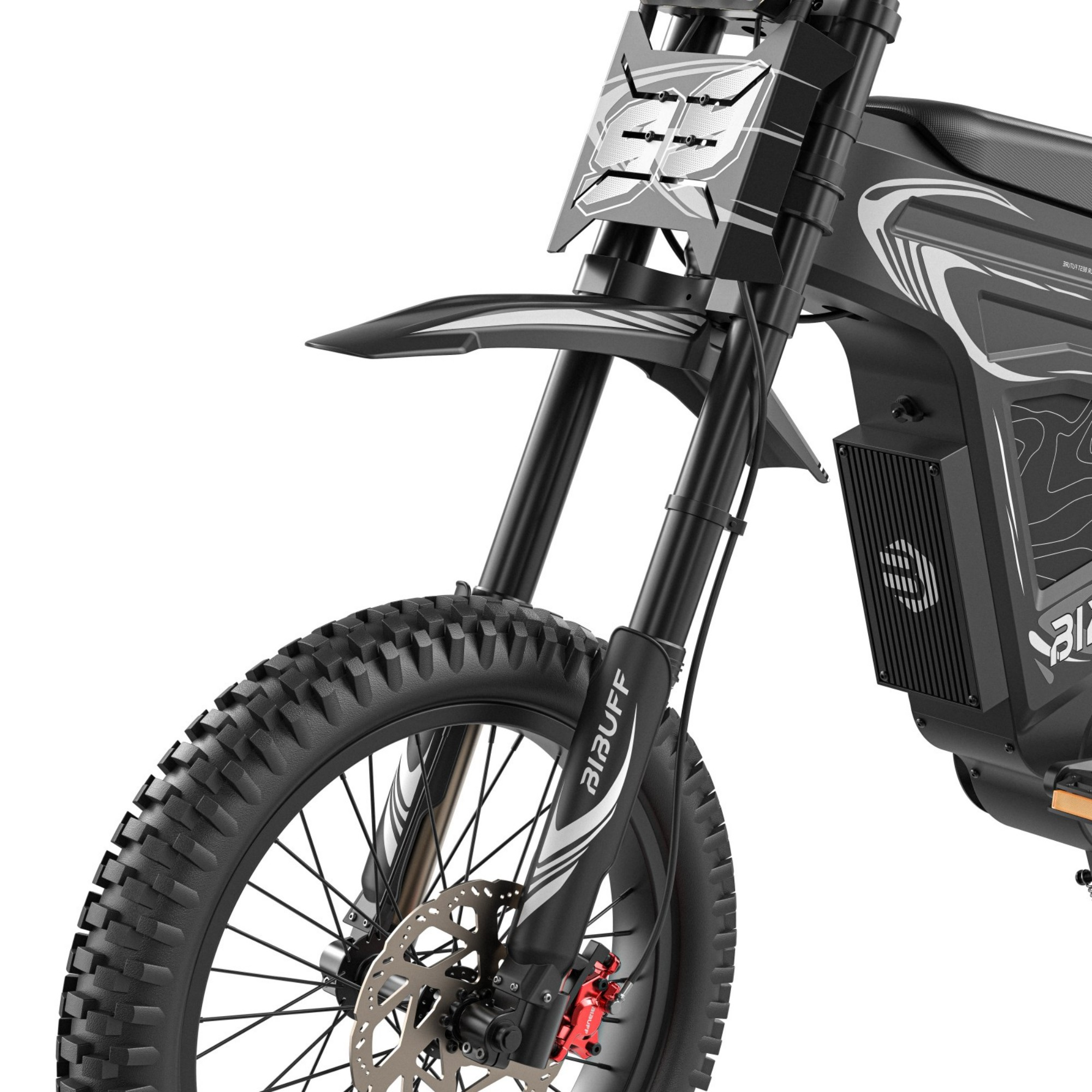 Zbliżenie przedniego widelca czarnego elektrycznego motocykla terenowego z oponą z bieżnikiem.