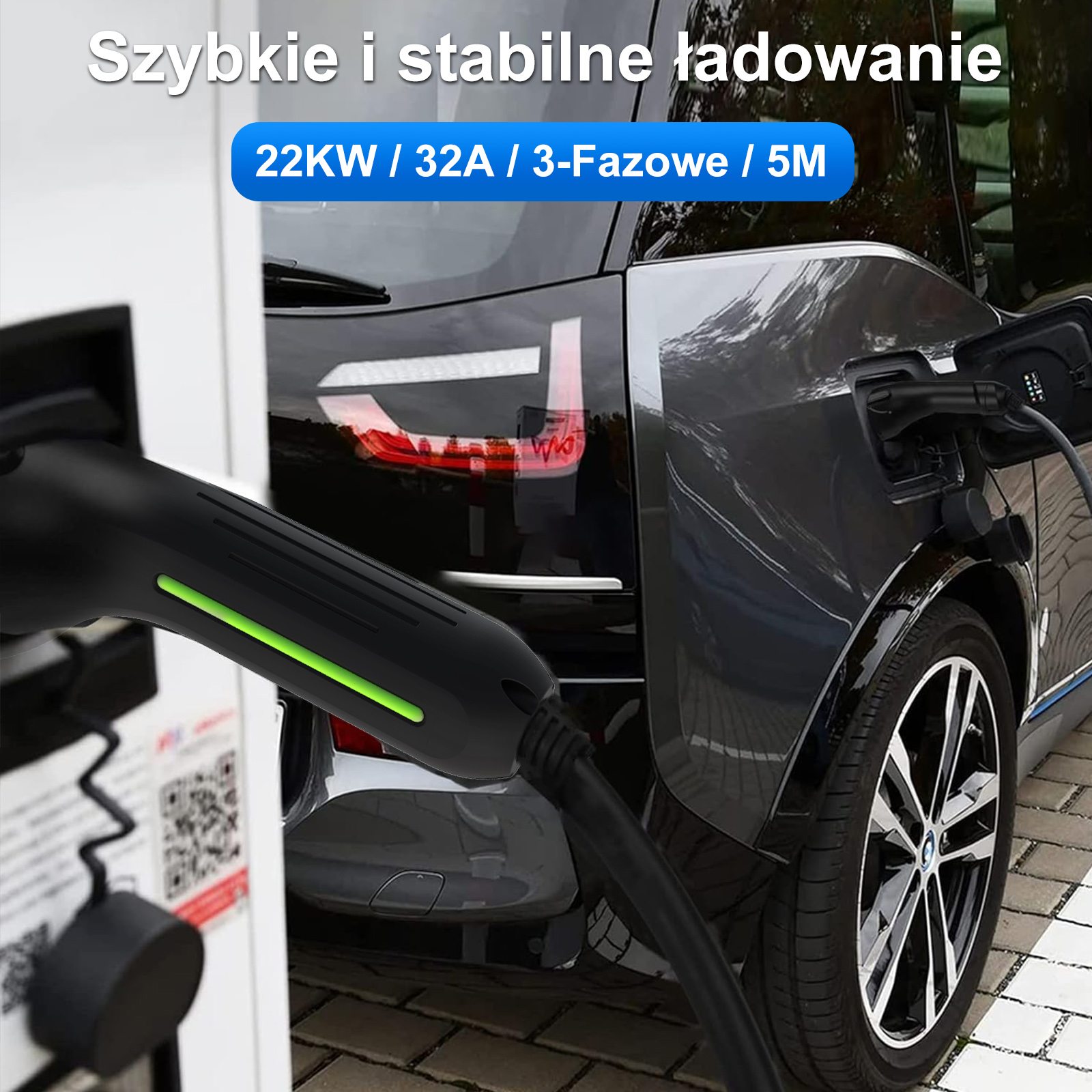 Szary samochód elektryczny ładuje się na białej stacji, a wtyczka z zielonym światłem jest wpięta.