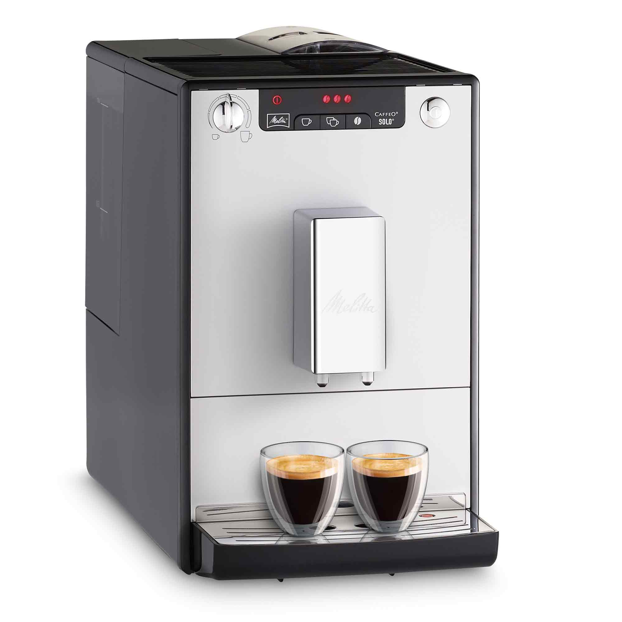 Moderna macchina da caffè nera e argento con due bicchieri pieni sul vassoio.