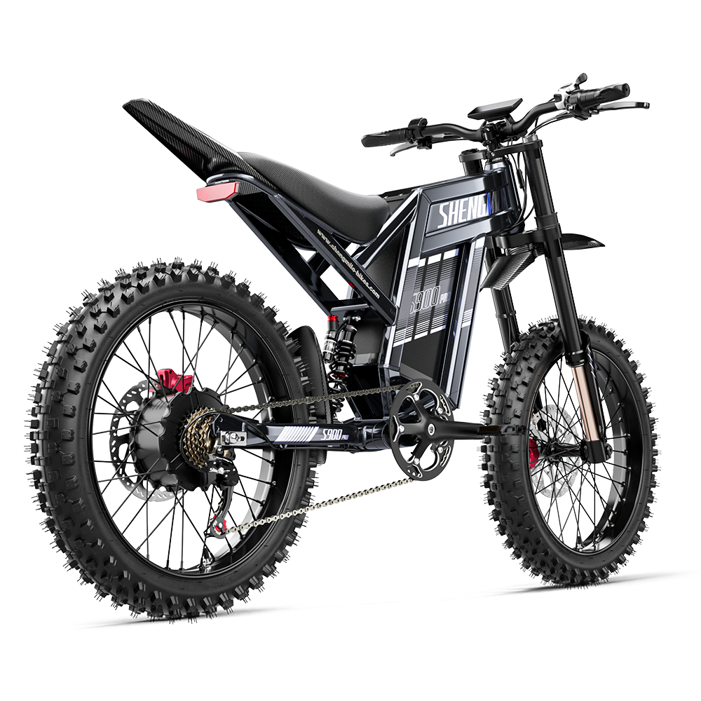Czarny elektryczny motocykl terenowy z bieżnikowanymi oponami, siedzeniem na czarnym tle.
