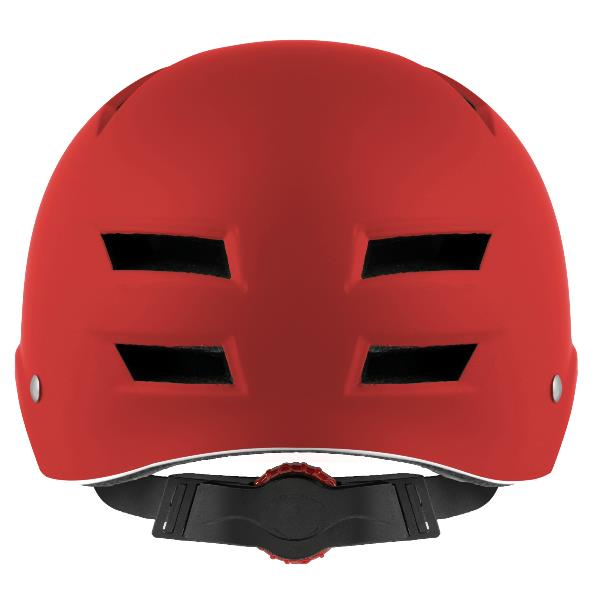Un casco de bicicleta rojo con ranuras de ventilación negras y correa ajustable sobre un fondo blanco.