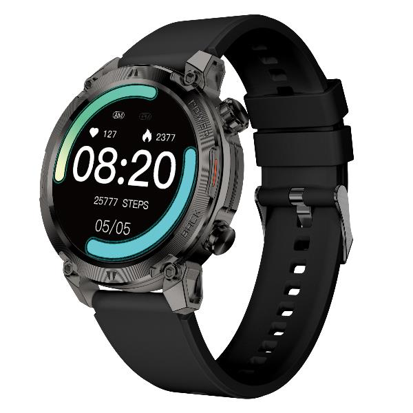 Uno smartwatch nero con display rotondo che mostra dati di fitness e cinturino in silicone nero su sfondo bianco.
