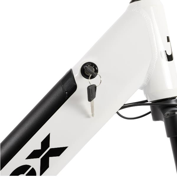 Una llave insertada en la cerradura del cuadro blanco de una bicicleta eléctrica.