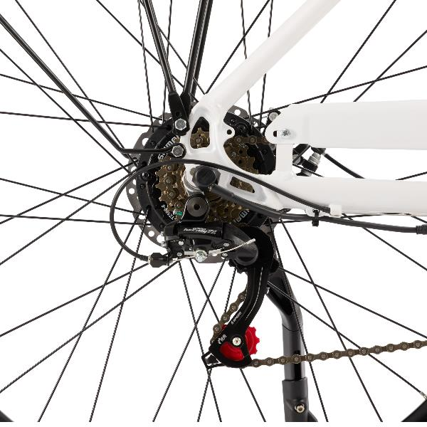 Primer plano del desviador trasero, la cadena y los radios de una bicicleta blanca sobre fondo blanco.