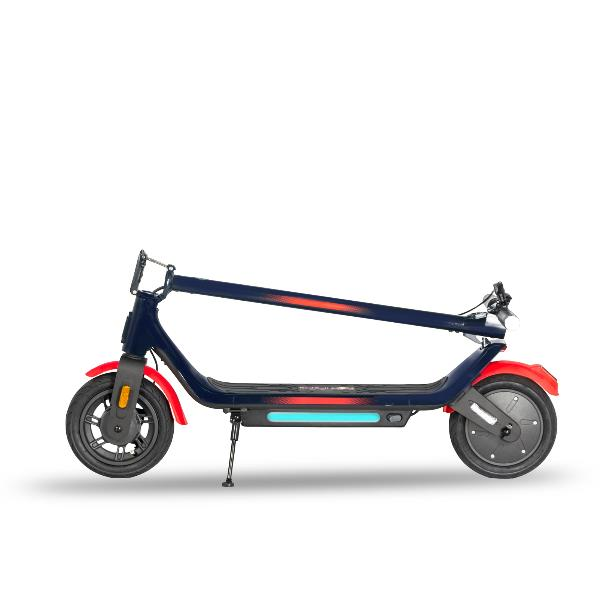 Un monopattino elettrico blu scuro con parafanghi rossi, luci e cavalletto aperto su sfondo bianco.