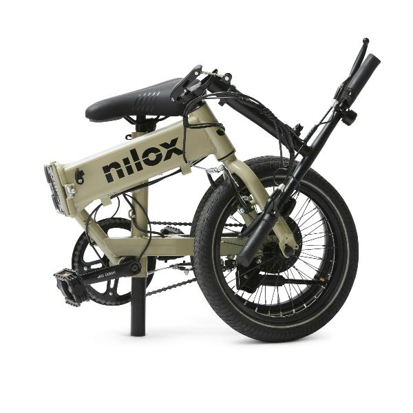 Una bicicleta eléctrica plegada de color beige de la marca Nilox sobre fondo blanco.