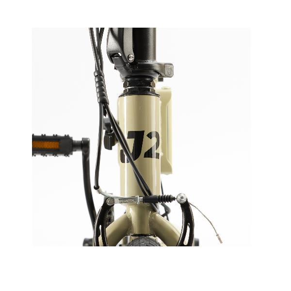 Primer plano de un cuadro de bicicleta beige con el logotipo J2, cables negros y freno delantero sobre fondo blanco.