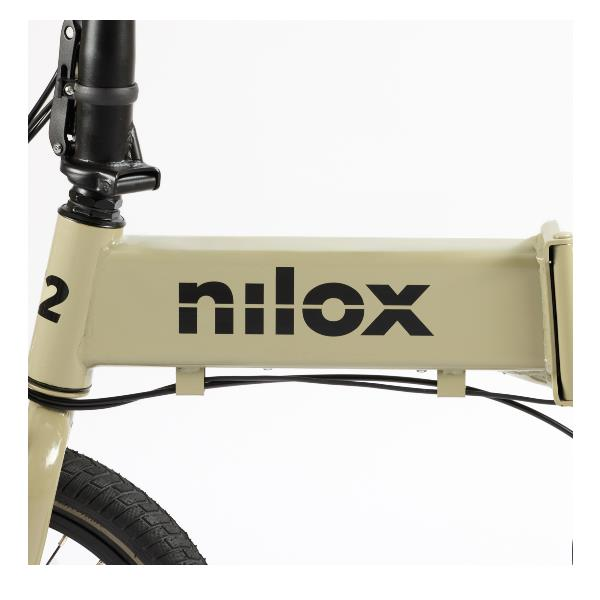 Primer plano de una bicicleta plegable beige con el logotipo negro de Nilox en el cuadro y cables.