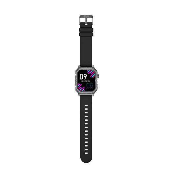 Uno smartwatch nero con cassa rettangolare e display colorato su sfondo bianco.