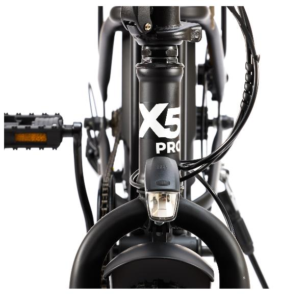 Nahaufnahme der Vorderseite eines X5 Pro E-Bikes mit Scheinwerfer und Pedal vor weißem Hintergrund.