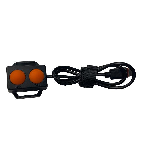 Un'unità di controllo nera con due pulsanti rotondi arancioni e un cavo USB arrotolato su sfondo bianco.