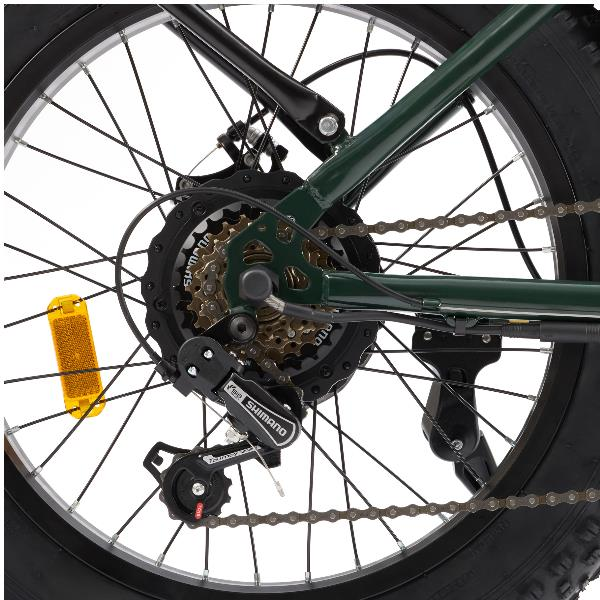 Nahaufnahme der grünen Fahrradhinterachse mit Shimano-Schaltung, Kette, Zahnkranz und gelbem Speichenreflektor.