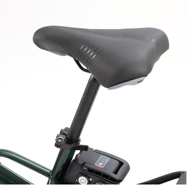 Ein schwarzer Fahrradsattel mit Sattelstange und Klemme vor einem weißen Hintergrund.