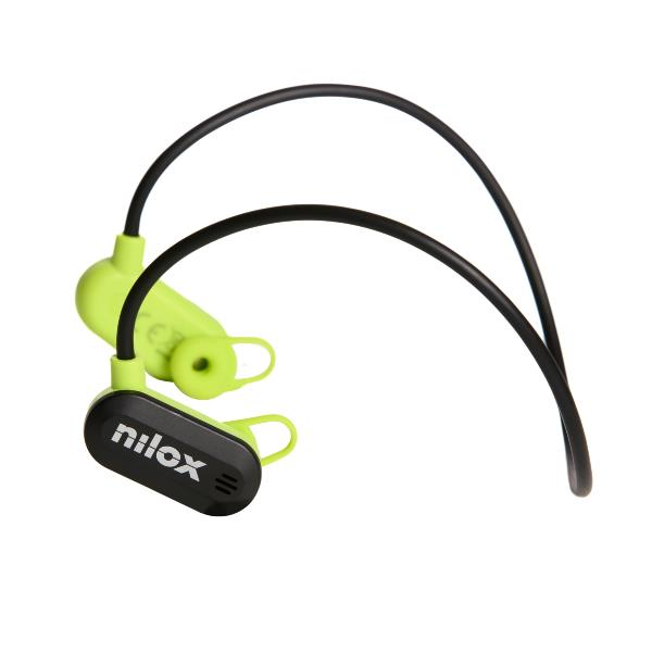 Auricolari sportivi Nilox verdi e neri con archetto da collo su sfondo bianco.