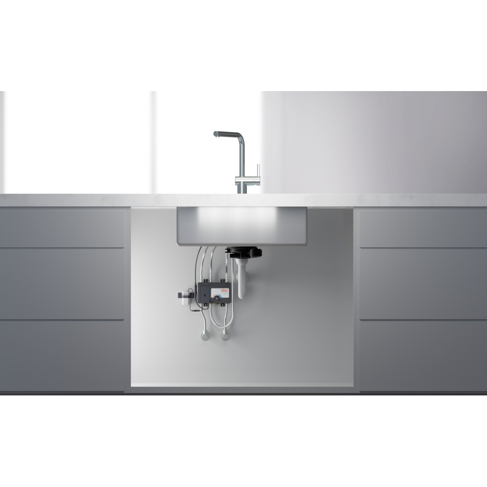 Sotto il lavello è installato un sistema Quooker con boiler e filtri.