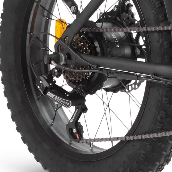 Primo piano del cambio posteriore Shimano sulla ruota di una fat bike elettrica.