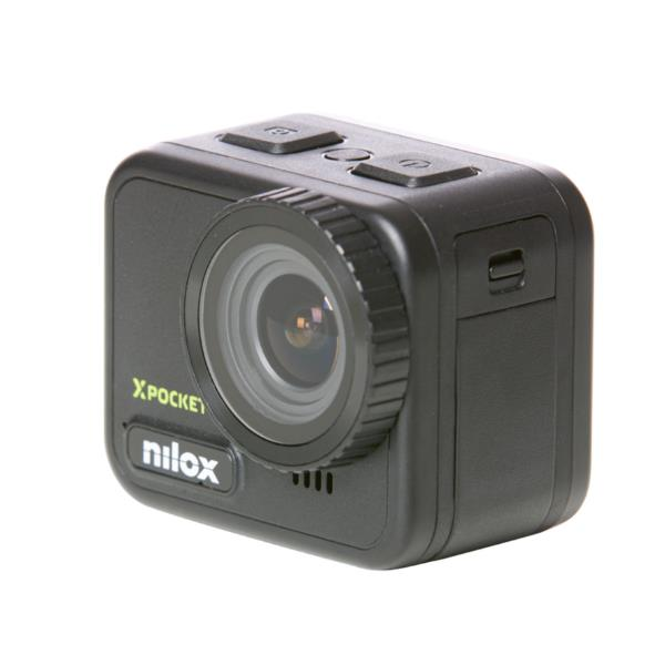 Una action cam nera e compatta con obiettivo prominente e tasti di controllo su sfondo bianco.