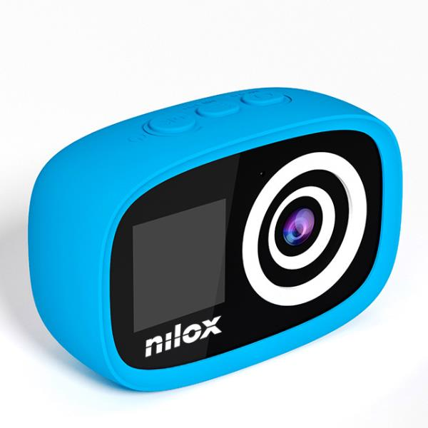 Action cam blu Nilox per bambini con schermo e lente bianca su sfondo bianco.