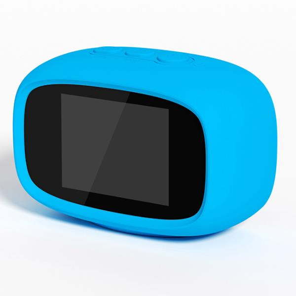 Un dispositivo blu per bambini con schermo rettangolare e pulsanti arrotondati su sfondo bianco.