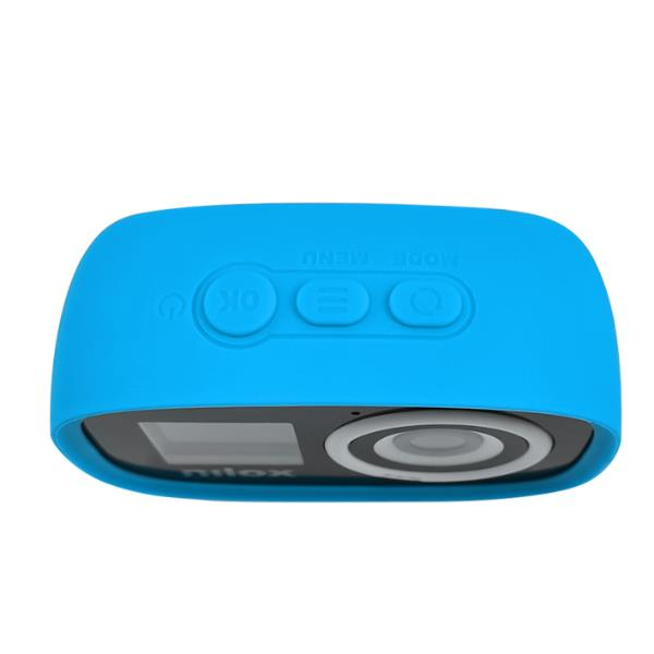 Action cam blu in custodia protettiva con schermo e lente frontali e pulsanti di controllo in alto.