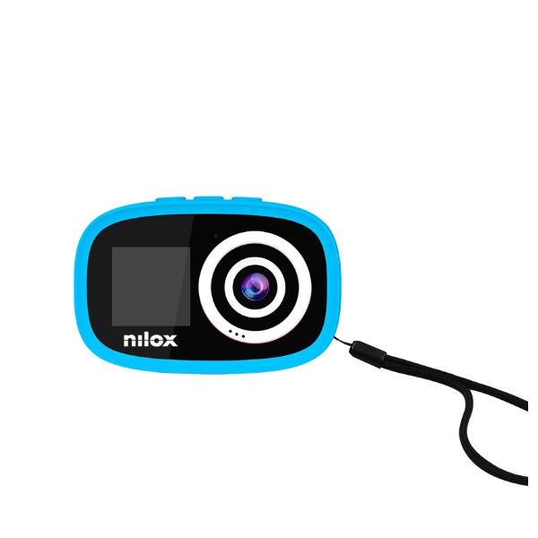 Una fotocamera digitale blu e nera con schermo, obiettivo e cinturino nero su sfondo bianco.