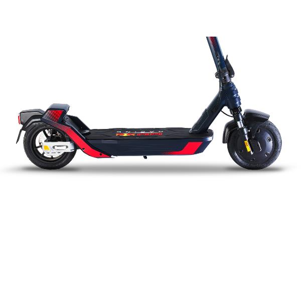 Un monopattino elettrico blu con dettagli rossi è mostrato di profilo su sfondo bianco.