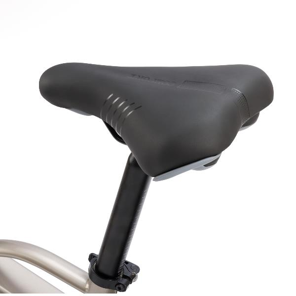 Ein schwarzer Fahrradsattel auf einer schwarzen Sattelstütze, befestigt an einem silbernen Rahmen vor weißem Hintergrund.