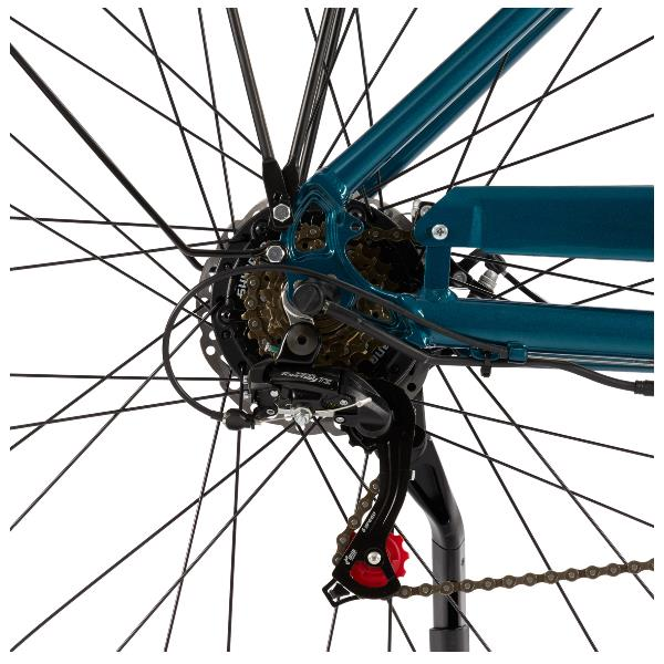 Primer plano de los engranajes, la cadena y los radios de una bicicleta verde azulado sobre fondo blanco.